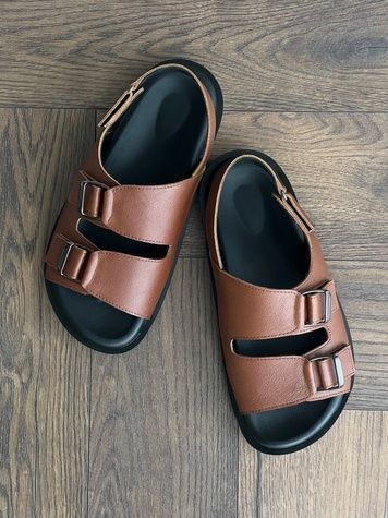 Anatomical brown buckle sandals