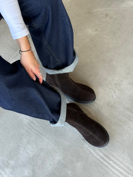Dark chocolate anatomical demi-season boots