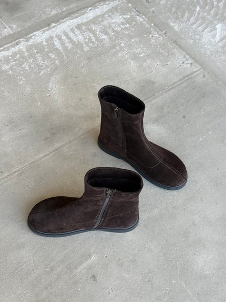 Dark chocolate anatomical demi-season boots