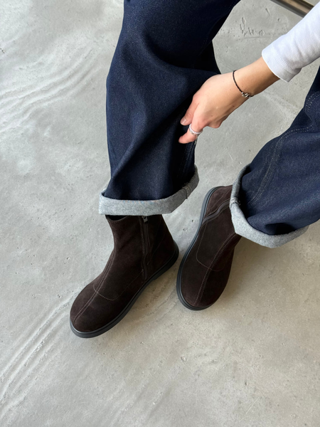 Dark chocolate anatomical demi-season boots