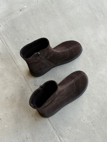 Dark chocolate anatomical demi-season boots