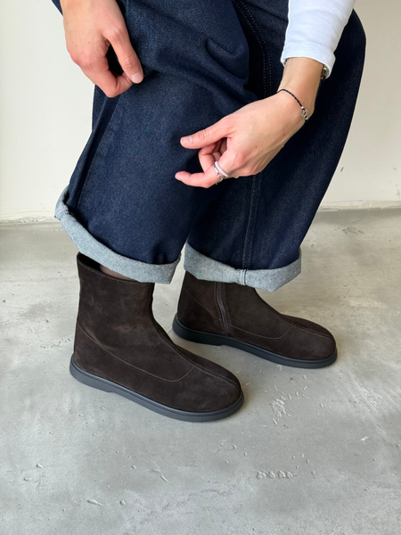 Dark chocolate anatomical demi-season boots