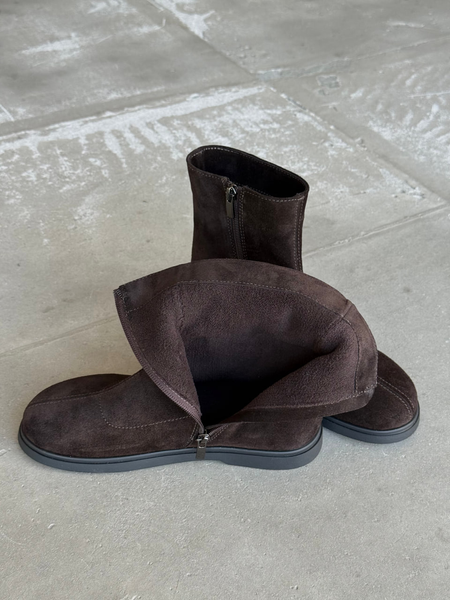 Dark chocolate anatomical demi-season boots