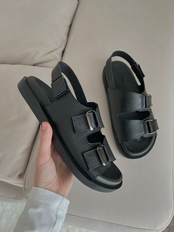 Anatomical black buckle sandals